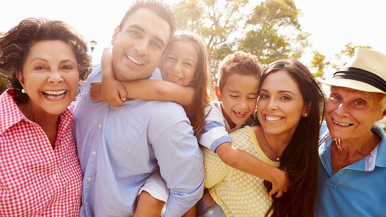 Family photo shoot with grandparents, parents and kids